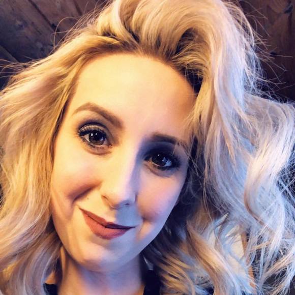 Profile Picture of Ashley Unruh (@ashleyunruh) on Poshmark