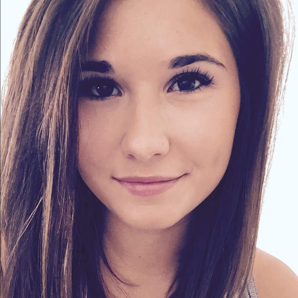 Profile Picture of Robin Jurgensmeyer (@robinnicole8) on Poshmark