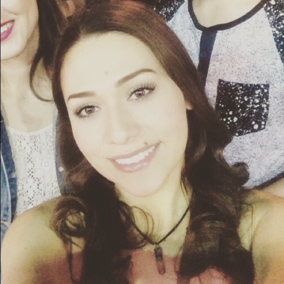 Profile Picture of Mariana Vizcaino (@marianaviz) on Poshmark