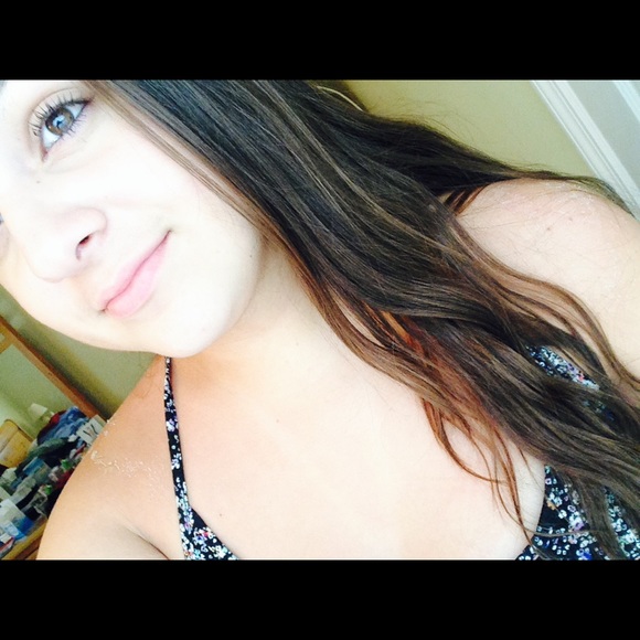 Profile Picture of Alexa Leon (@lllleeeexx) on Poshmark