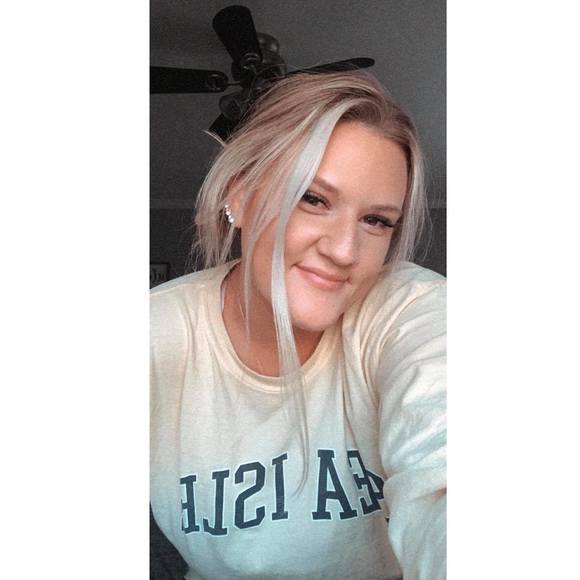 Profile Picture of Ali Longmoore (@alilongmoore) on Poshmark