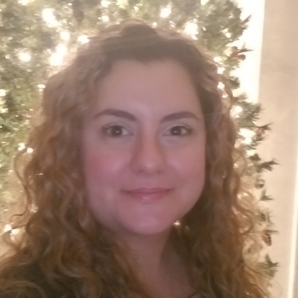 Profile Picture of Lora Gates (@loragates) on Poshmark