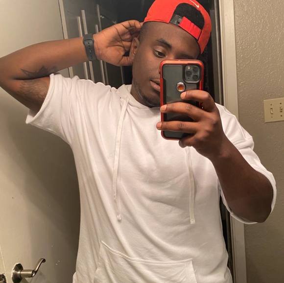 Profile Picture of Michael Ogle (@kingmike18) on Poshmark