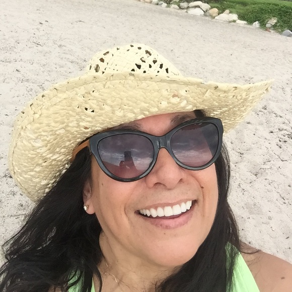 Profile Picture of Jules Heldman (@julesheld) on Poshmark