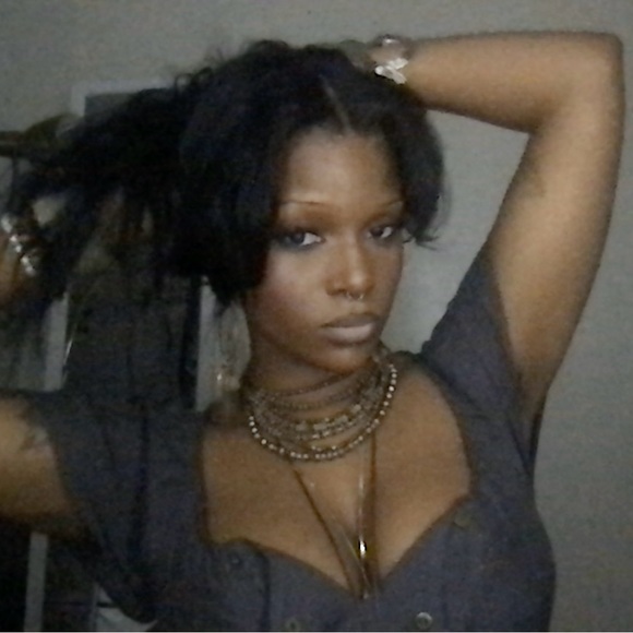 Profile Picture of Adrianna Arthur (@adriannaloves) on Poshmark