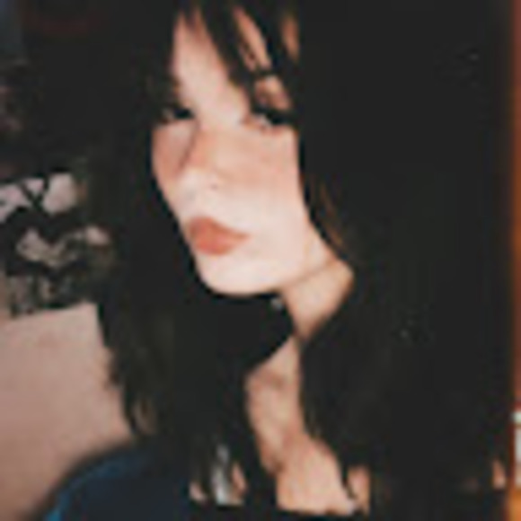 Profile Picture of Brianna Debow (@brianna_debow) on Poshmark