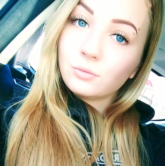 Profile Picture of Raylea Powers (@roxann0419) on Poshmark