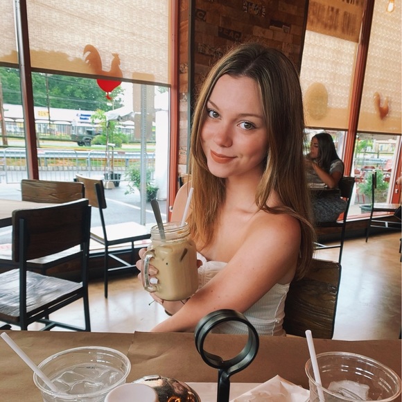 Profile Picture of Emily Abrams (@emily_abrams) on Poshmark