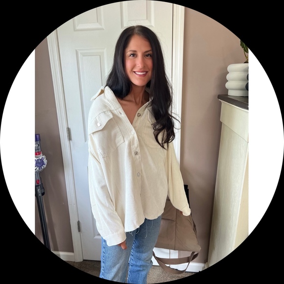Profile Picture of Chynna Canevari (@chynna_white) on Poshmark
