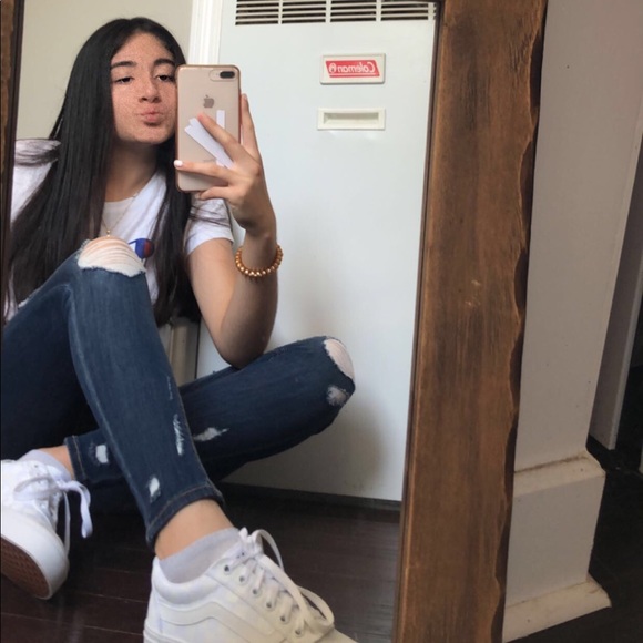 Profile Picture of Yeraldin Gonzalez (@yeraldin_g16) on Poshmark