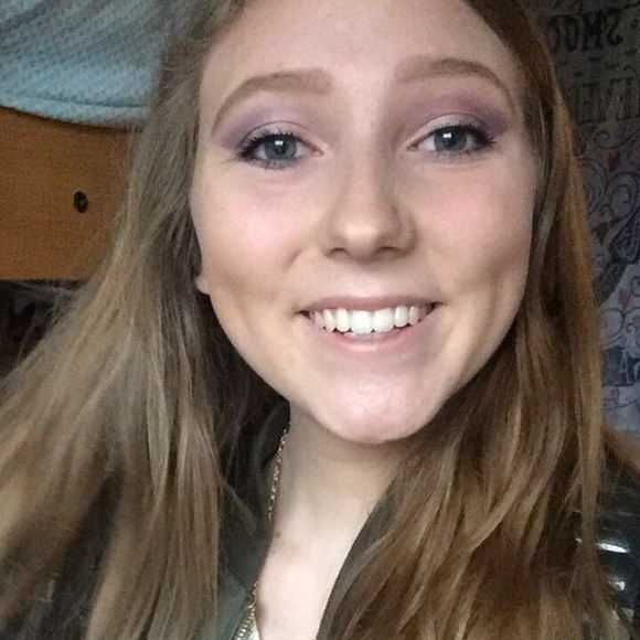 Profile Picture of Amelia Heiserman (@ameliah9585) on Poshmark