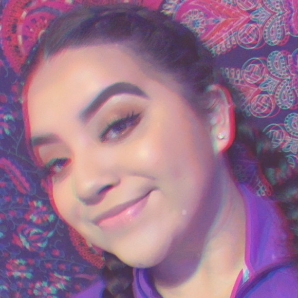 Profile Picture of Elizabeth Esquivel (@elizabethesq104) on Poshmark