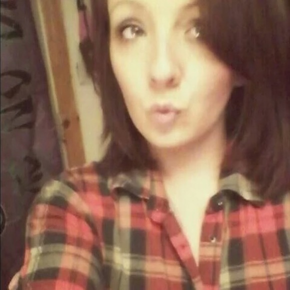 Profile Picture of Shannon Outson (@shannananay) on Poshmark