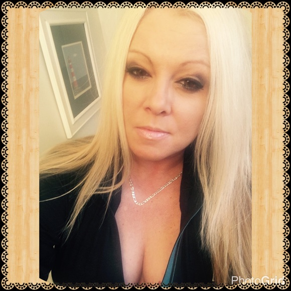 Profile Picture of Amber Schiller (@handb2013) on Poshmark