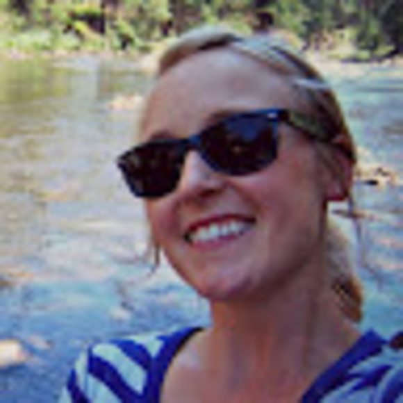 Profile Picture of Lauren Benge (@laurenbenge154) on Poshmark