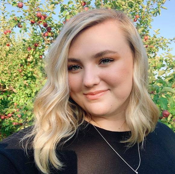 Profile Picture of Alexis Ogren (@alexisogren98) on Poshmark