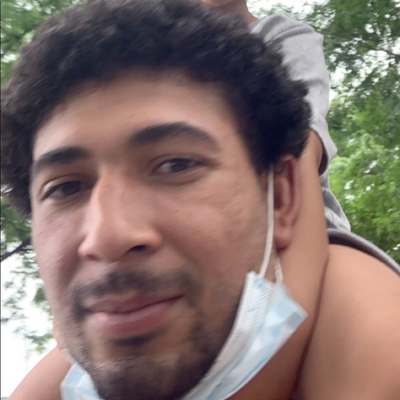 Profile Picture of Andrew Saez (@andrew_saez) on Poshmark