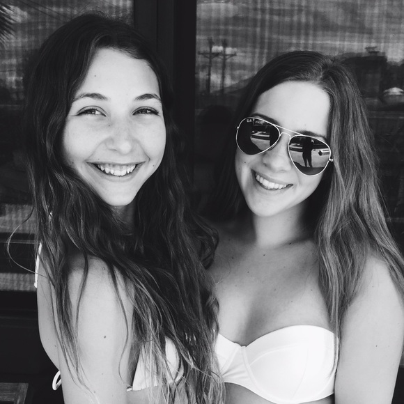 Profile Picture of Olivia Lockhart (@olivialock16) on Poshmark