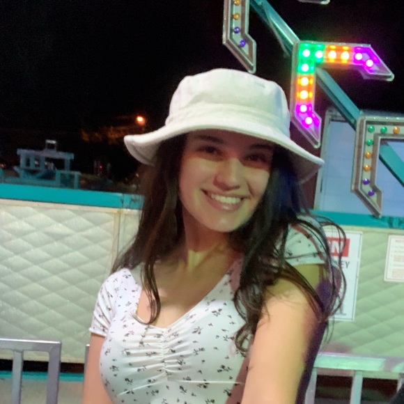 Profile Picture of Alexa Burns (@alexaburns11) on Poshmark