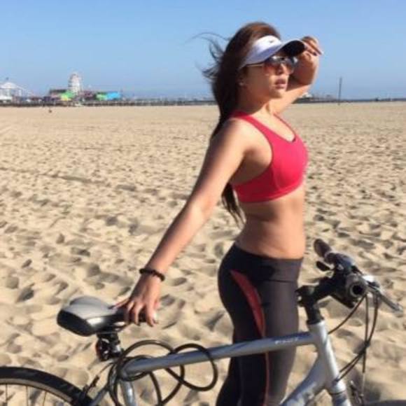 Profile Picture of Vivian Pakkawesoong (@vivianvanness) on Poshmark