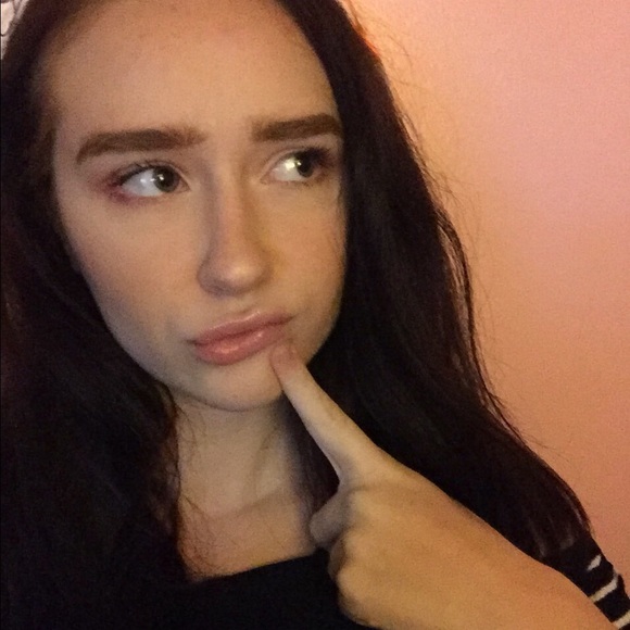 Profile Picture of Courtney Pfahler (@breakingmybones) on Poshmark