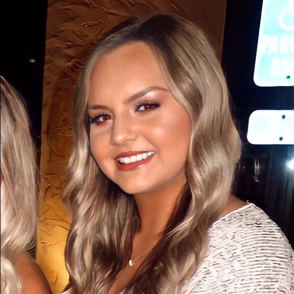 Profile Picture of Carmen Davidson (@carmdavidson99) on Poshmark