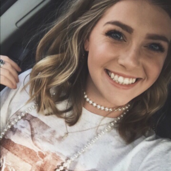 Profile Photo of Hannah Holmes (@hannahholmes1_) on Poshmark