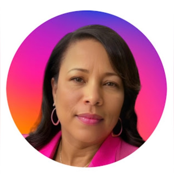 Profile Picture of Kim Moon (@kamoon123) on Poshmark