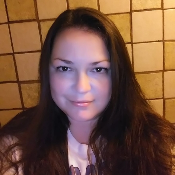 Profile Picture of Rebecca Hogan (@beccal1578) on Poshmark