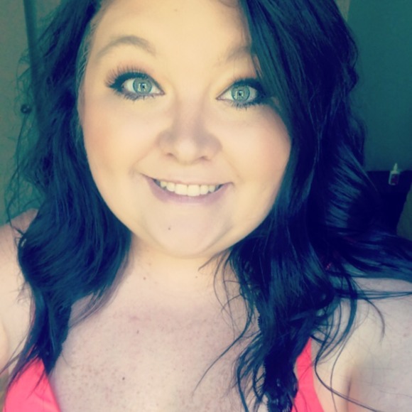 Profile Picture of Mandelyn Sweangen (@mandeesweang) on Poshmark