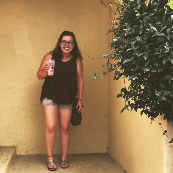 Profile Picture of Alexis Kinnard (@alexiskinnard) on Poshmark