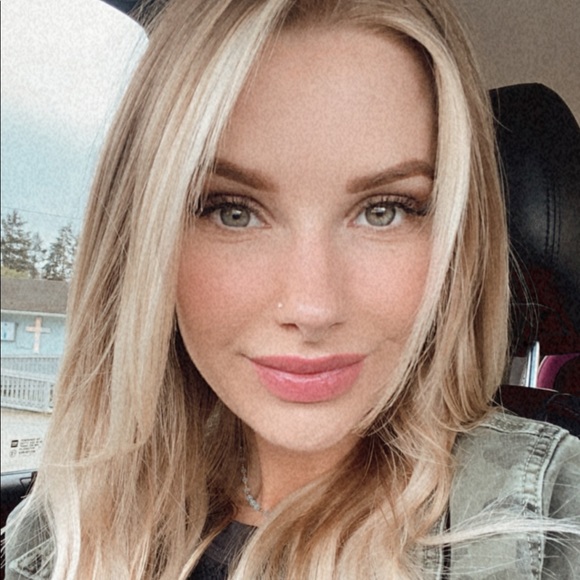 Profile Picture of Amanda Stringham (@amandastring667) on Poshmark