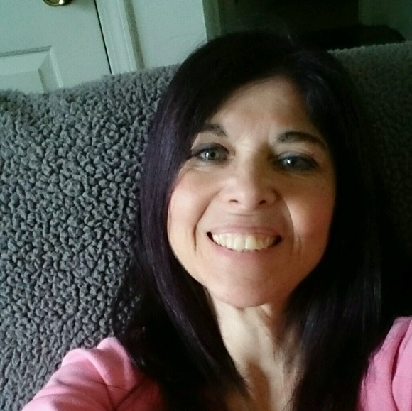 Profile Picture of Lyn Pizzano (@lynp6583) on Poshmark