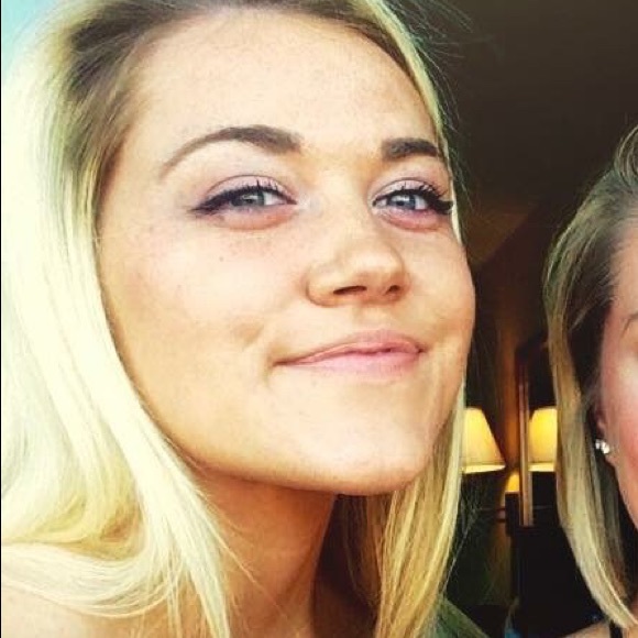 Profile Picture of Emily Trinkle (@flowerem48) on Poshmark