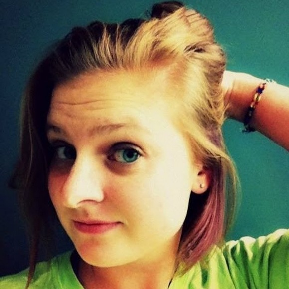 Profile Picture of Jillian Sweeney (@jilliansweeney) on Poshmark