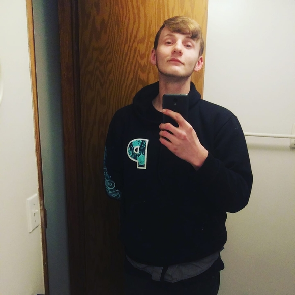 Profile Picture of Darren Vaughn (@vaughndarren11) on Poshmark