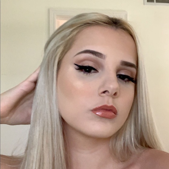 Profile Picture of Kaylyn Knuth (@kaylynbtw) on Poshmark
