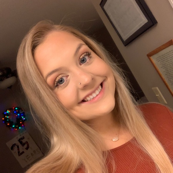 Profile Picture of Shelby Higgenbottom (@s_higgenbottom) on Poshmark