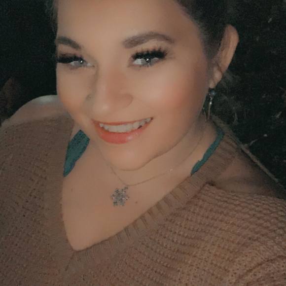 Profile Picture of Lesleigh Cachuela (@lcachuela) on Poshmark