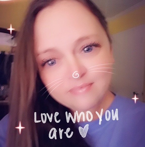 Profile Picture of Renee Allen (@renee_allen) on Poshmark