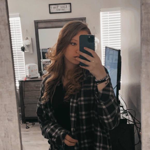 Profile Picture of Olivia Ebbert (@livers101) on Poshmark