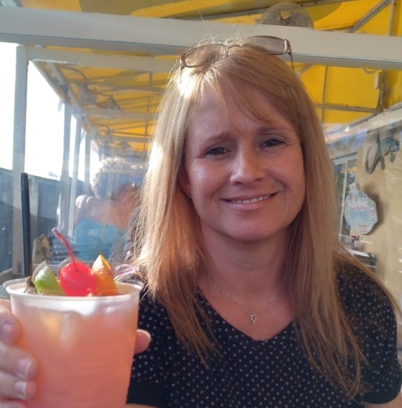 Profile Picture of Tara Pondillo (@taparty) on Poshmark