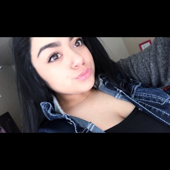 Profile Picture of Athena Weekes (@blessupmami) on Poshmark