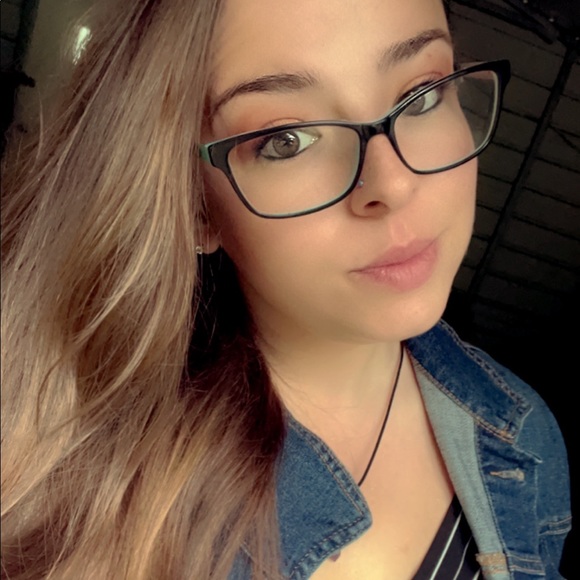 Profile Picture of Amber Beebe (@beebe107) on Poshmark