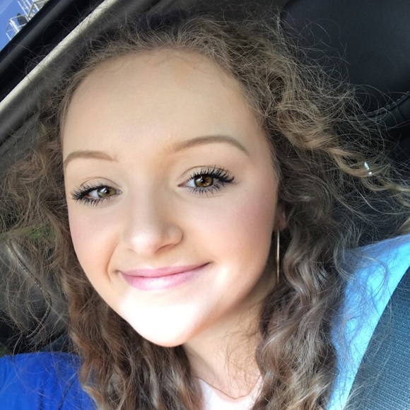 Profile Picture of Ariel Howell (@arielhowell1234) on Poshmark