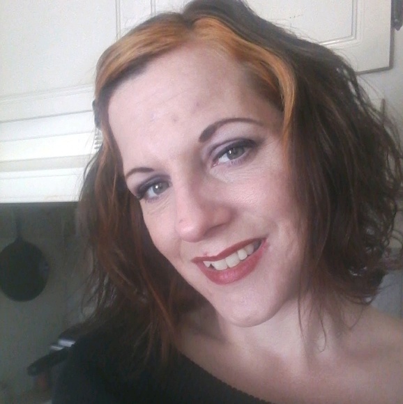 Profile Picture of Beth Case (@bmfncase) on Poshmark