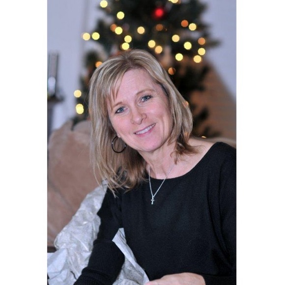 Profile Picture of Laura Senser (@laurasenser) on Poshmark