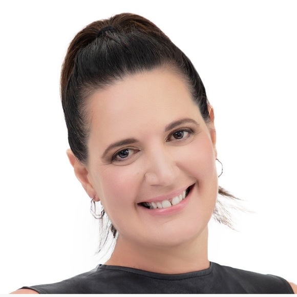 Profile Picture of Tanya Kanaris (@tanyajkanaris) on Poshmark