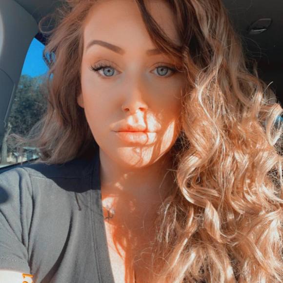 Profile Picture of Miranda Deak (@mirandadeak) on Poshmark