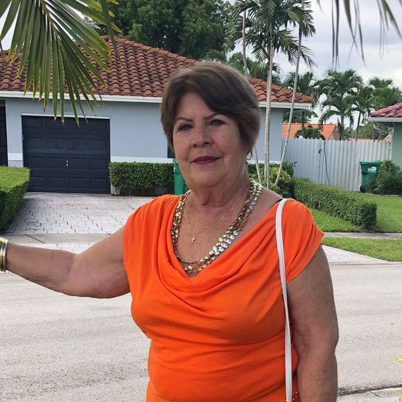 Profile Picture of Lily Canosa (@luanda1508) on Poshmark